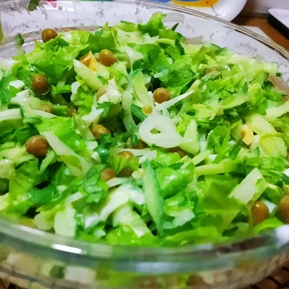 Салат с огурцом и зелёным горошком