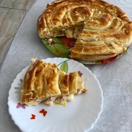 Быстрый пирог-улитка из слоёного теста с сыром и варёной колбасой