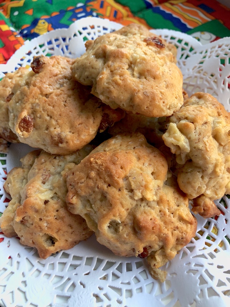 Мягкое печенье с яблоками и изюмом