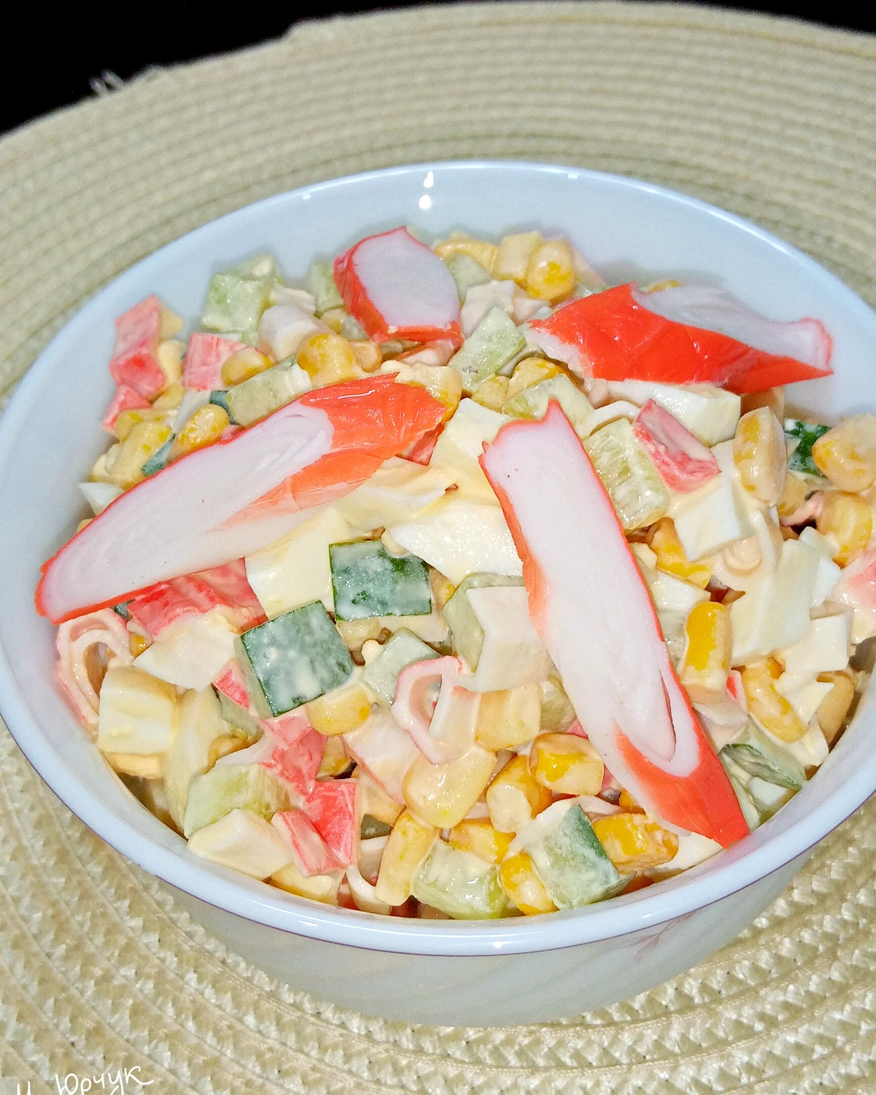 Салат с крабовыми палочками кукурузой и сыром рецепт с фото поша�гово