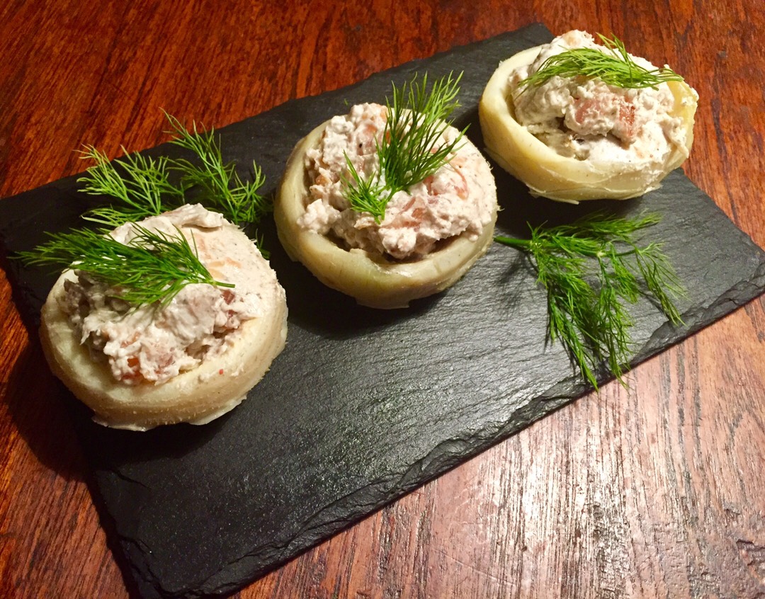 Артишоки, фаршированные копченым лососей