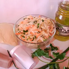 Салат из капусты с морковью и яблоками