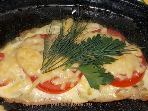 Стейк из грудки индейки в духовке с помидором под сыром