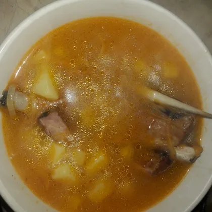 Макаронный суп с копчеными ребрами