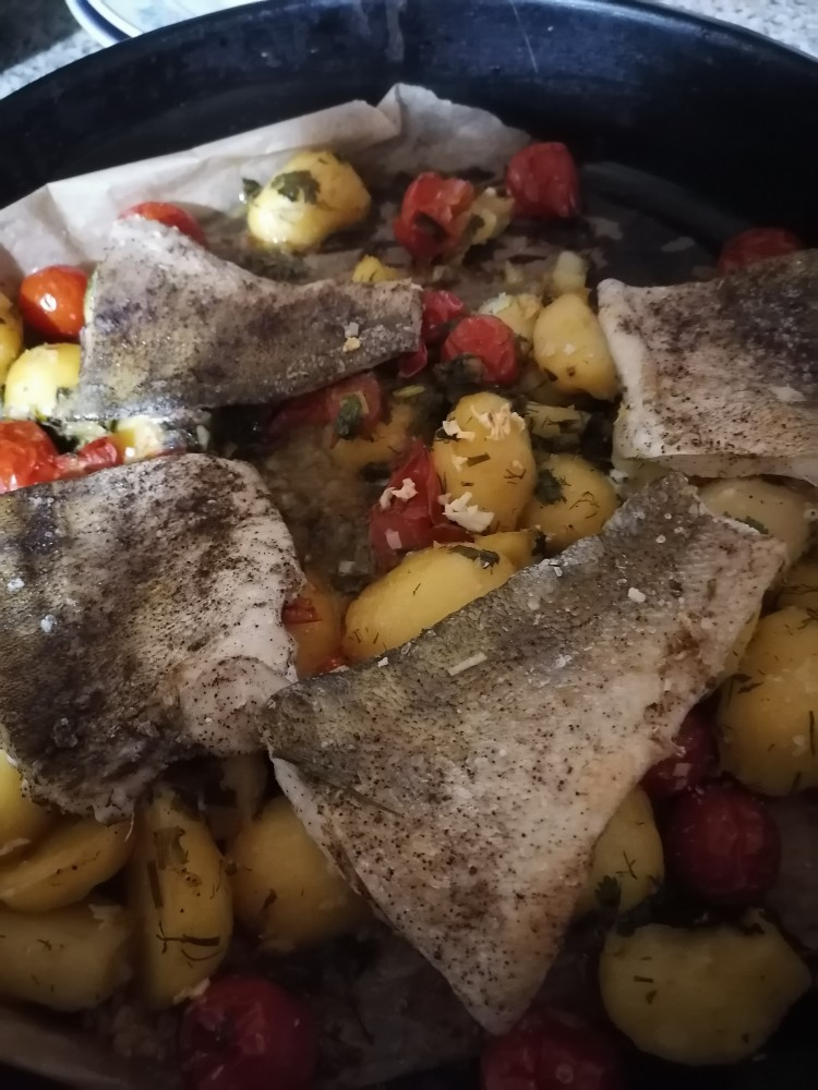 Судак в духовке целиком: рецепт сочной рыбы