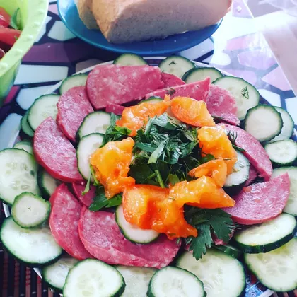Просто колбаска согурцами и абрикосами