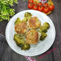 Тушёные куриные котлеты с брокколи 