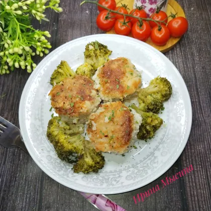 Тушёные куриные котлеты с брокколи