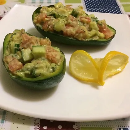 Салат с лососем в авокадо