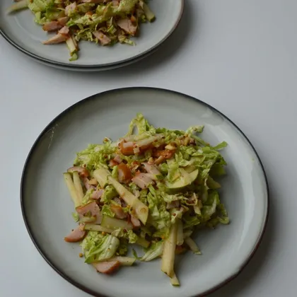 Салат с копчёной курицей и грушей