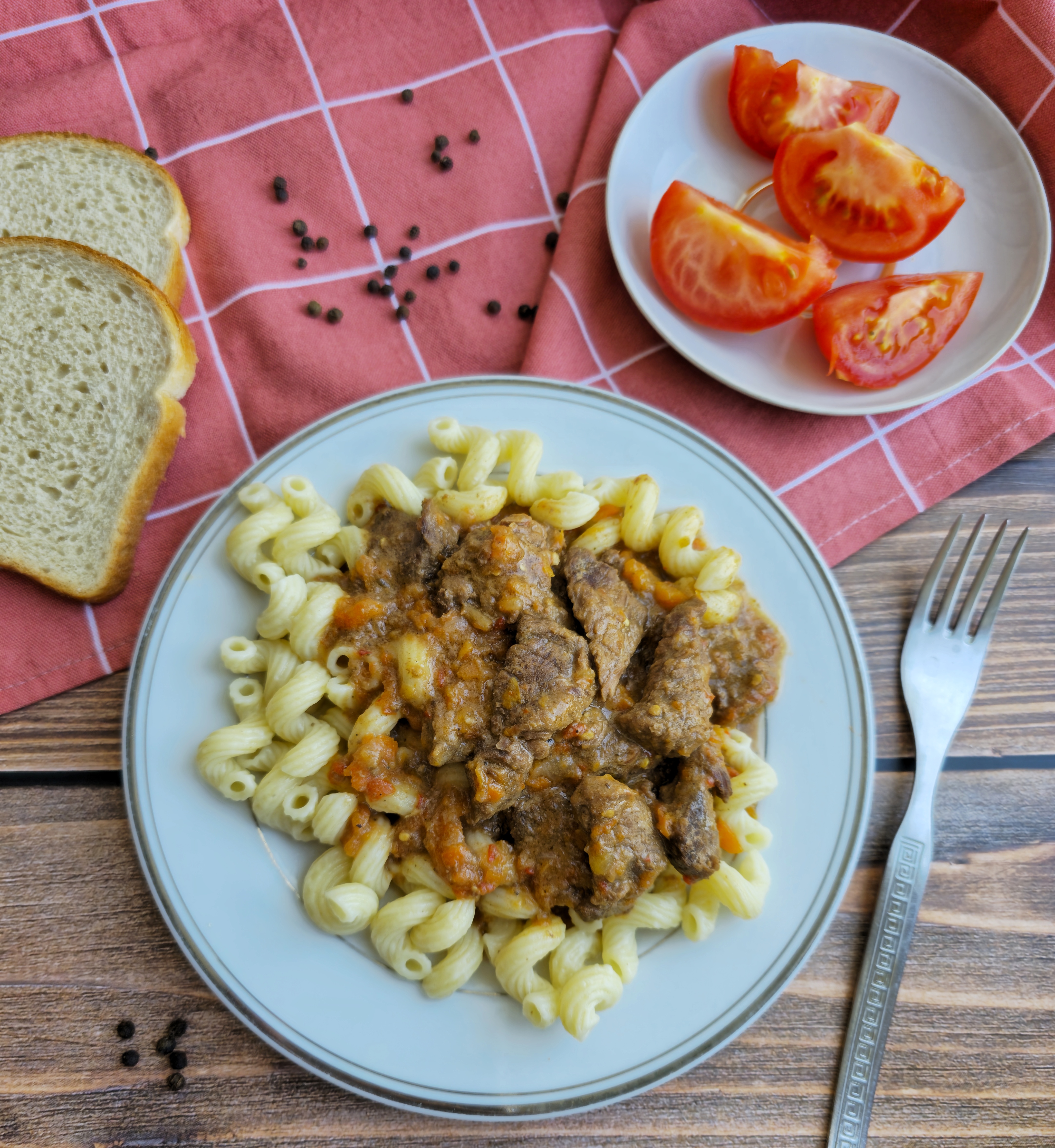 Тушеная говядина с луком и морковью