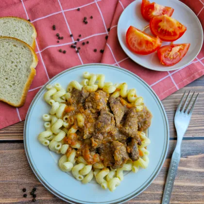 Тушеная говядина с луком и морковью