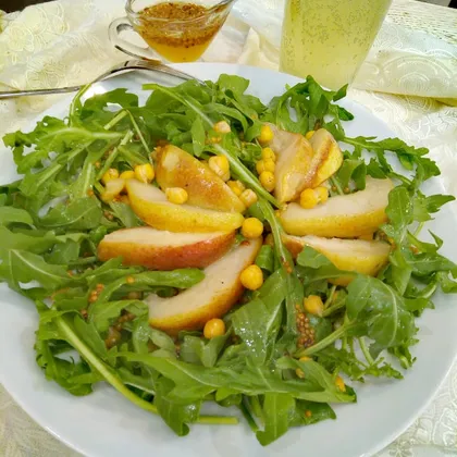 Летний салат с рукколой, нутом и сладкой грушей