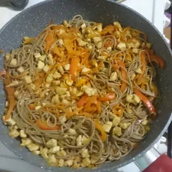 Wok из лапши соба с курицей и соусом терияки