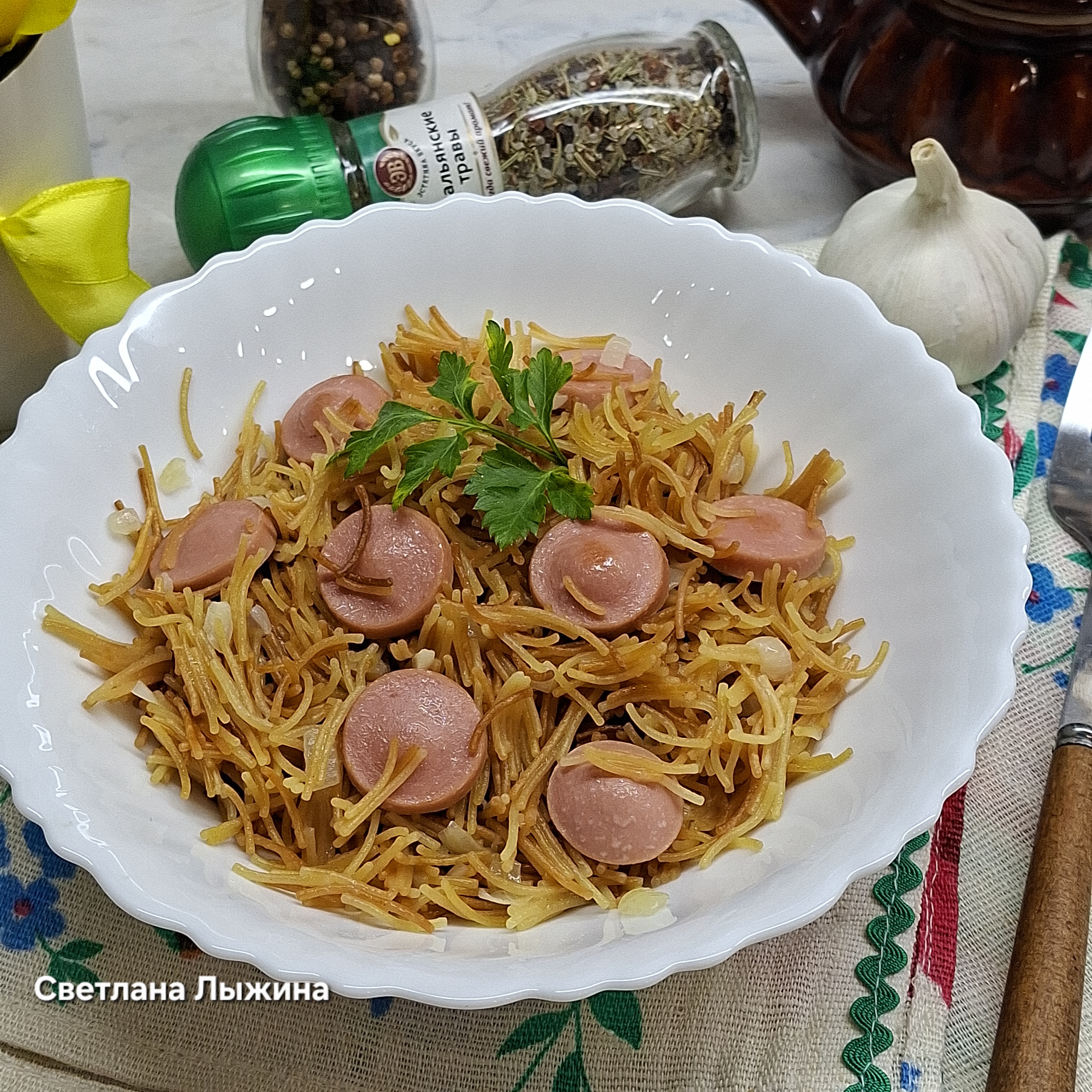 Жареная вермишель с сосисками на сковороде