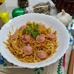 Жареная вермишель с сосисками на сковороде