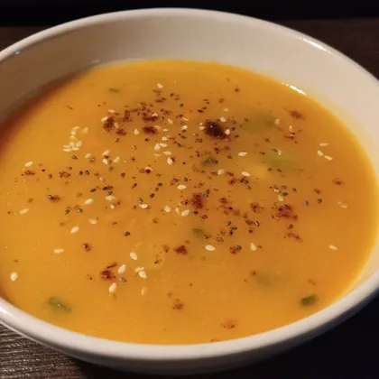 Тыквенный суп с семенами чиа и специями гарам масла