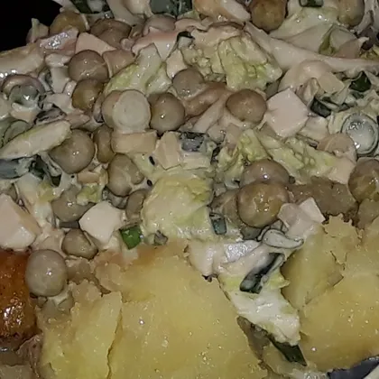 Картошка по деревенски с салатом