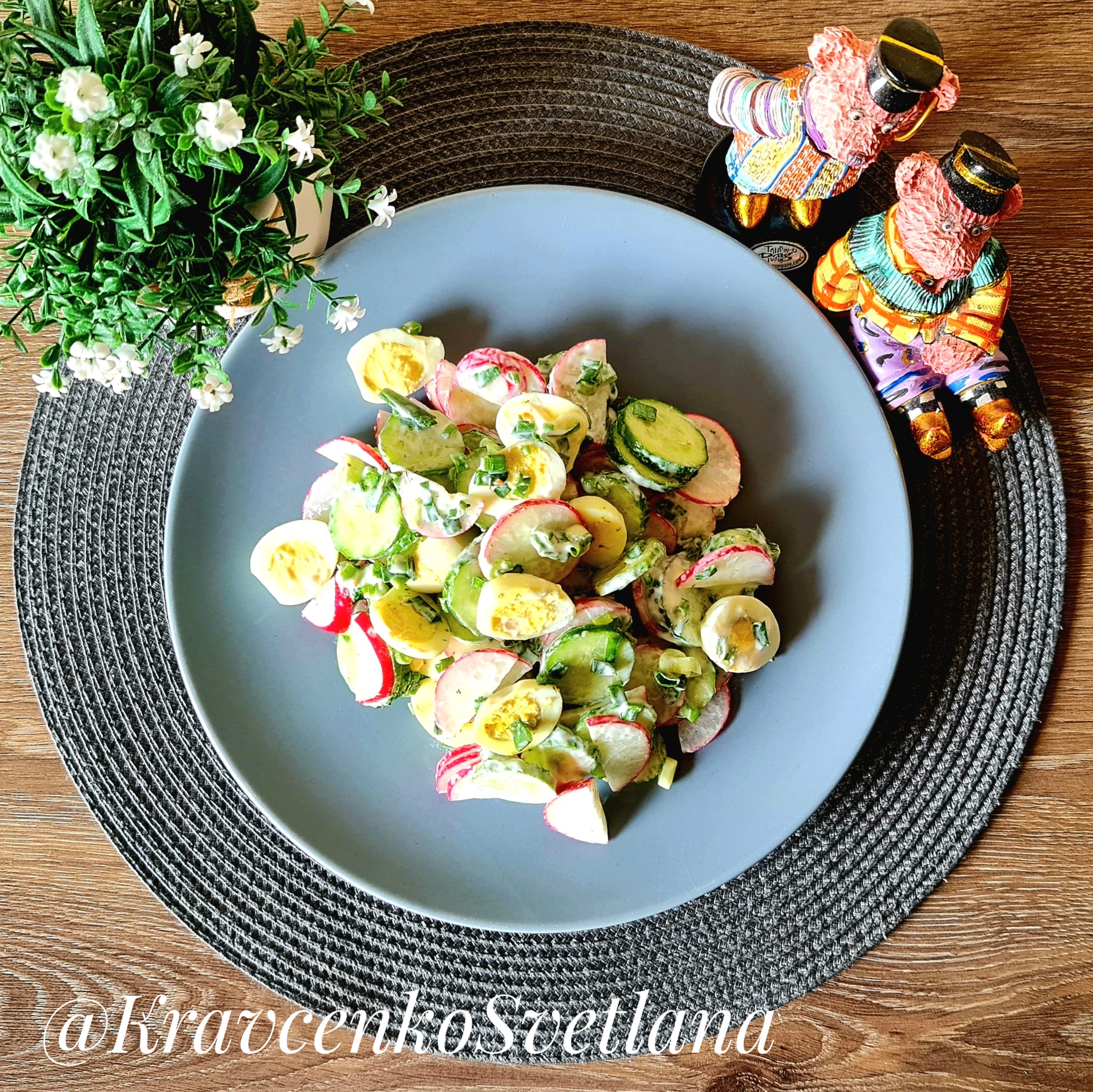 Салат с редисом, огурцом и перепелиными яйцами