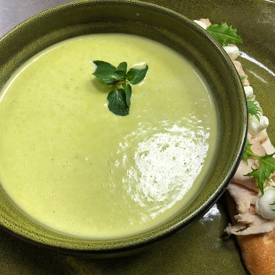 Испанский суп крем пюре из зелёного горошка с мятой