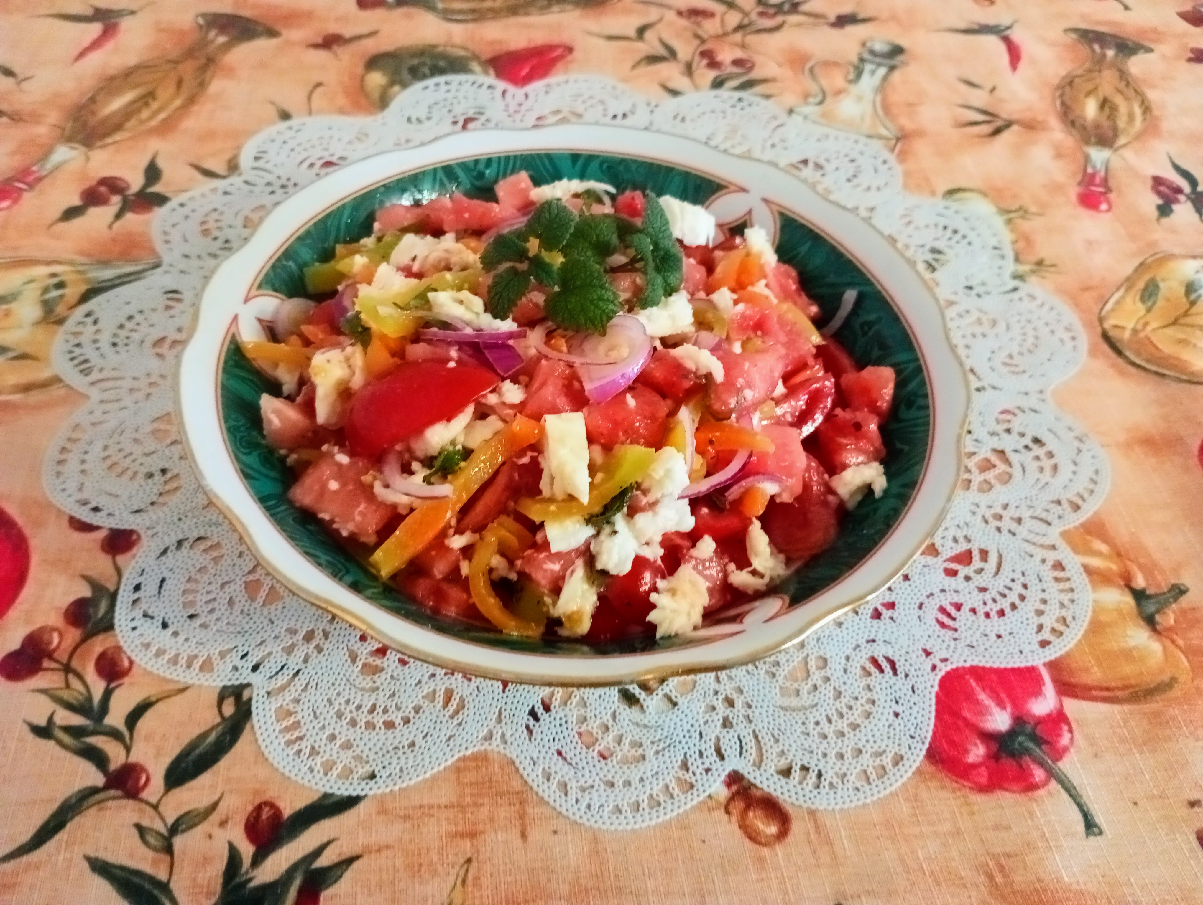 Салат с арбузом, помидорами, сыром моцарелла  и печеным перцем