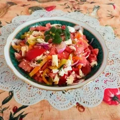 Салат с арбузом, помидорами, сыром моцарелла  и печеным перцем