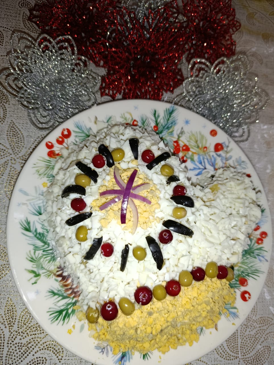 Новогодний салат оливье "Рукавичка"