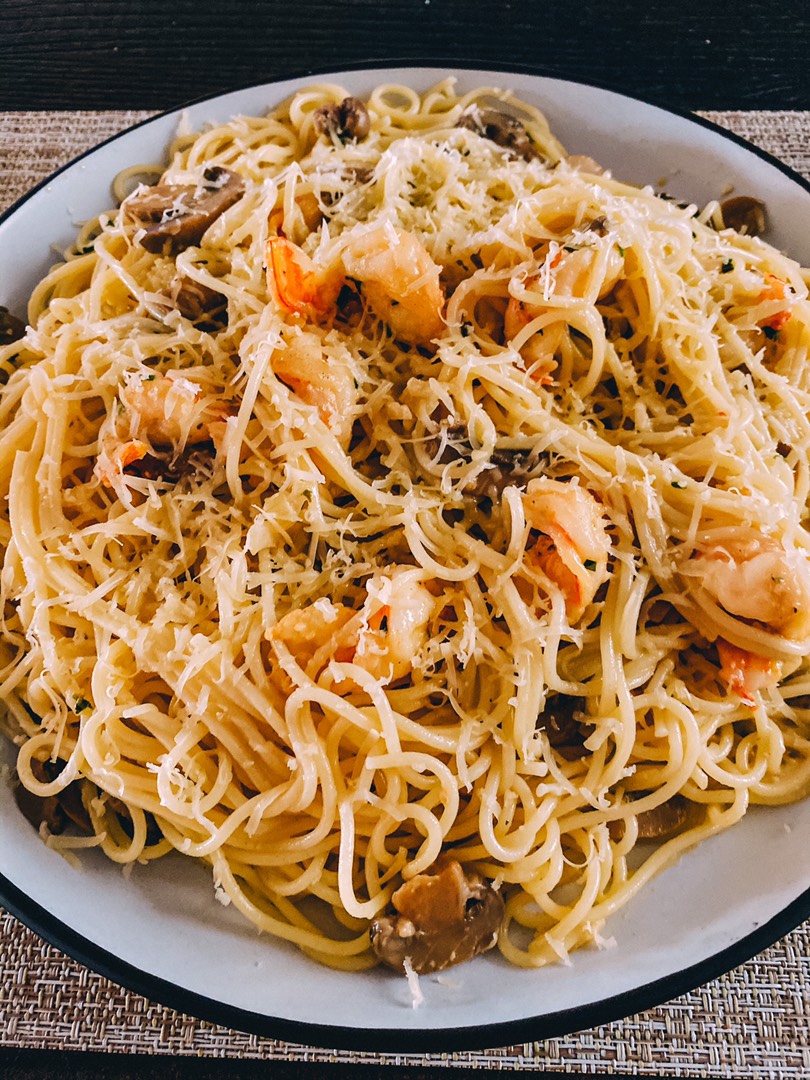 Спагетти с креветками и грибами в сливочном соусе