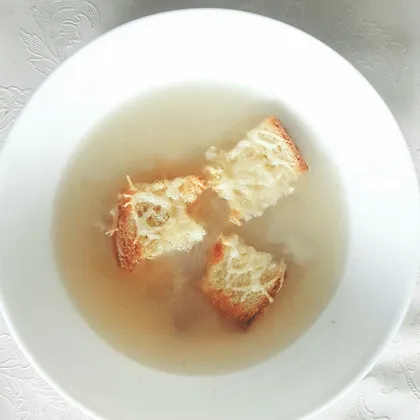 Суп 'Белоснежка' с куриной грудкой, сыром и крутонами