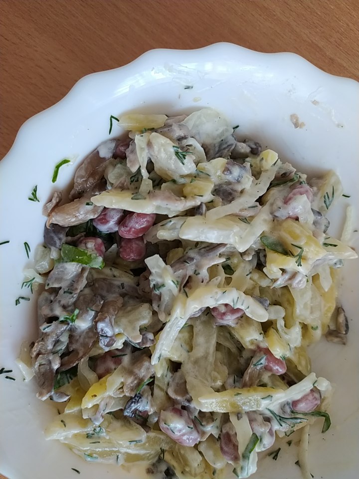 Салат с вёшенками, картофелем и фасолью (веган)
