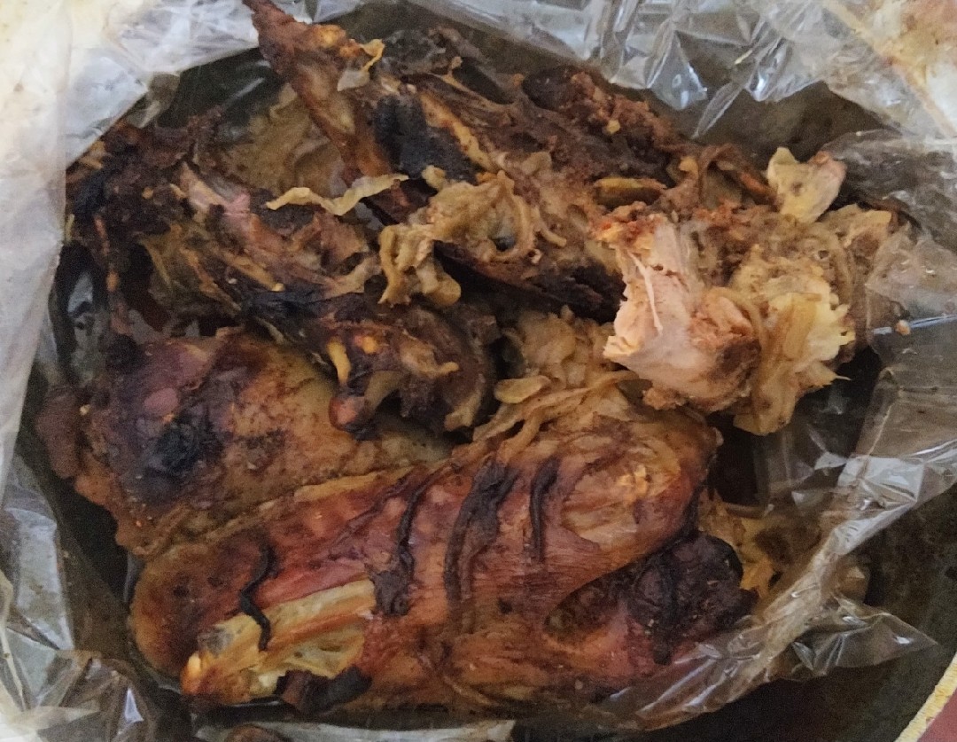 Нежный и сочный гусь кусками в рукаве