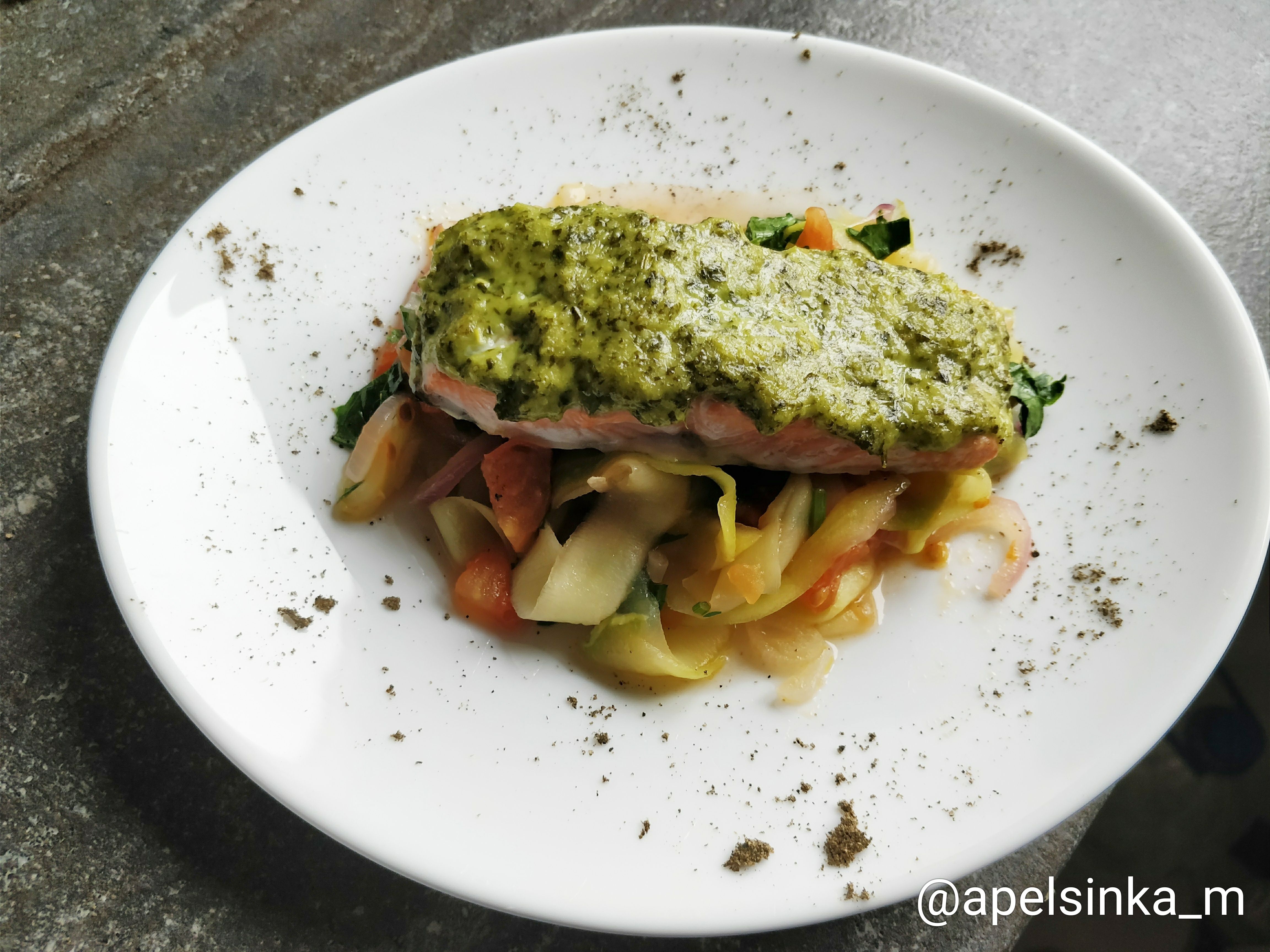 Лосось под корочкой из песто с лапшой из цукини