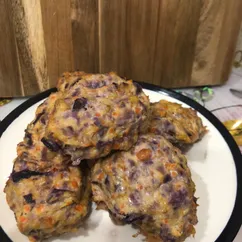 Котлетки из красной капусты с фаршем из куриной грудки, запеченные в духовке