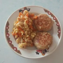 Куриные котлеты с макаронами и овощами