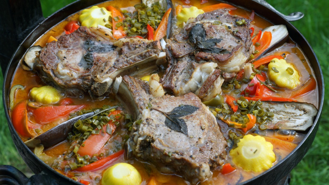 Мясо говяжье. Пистолеты с овощами на огне в САДЖЕ