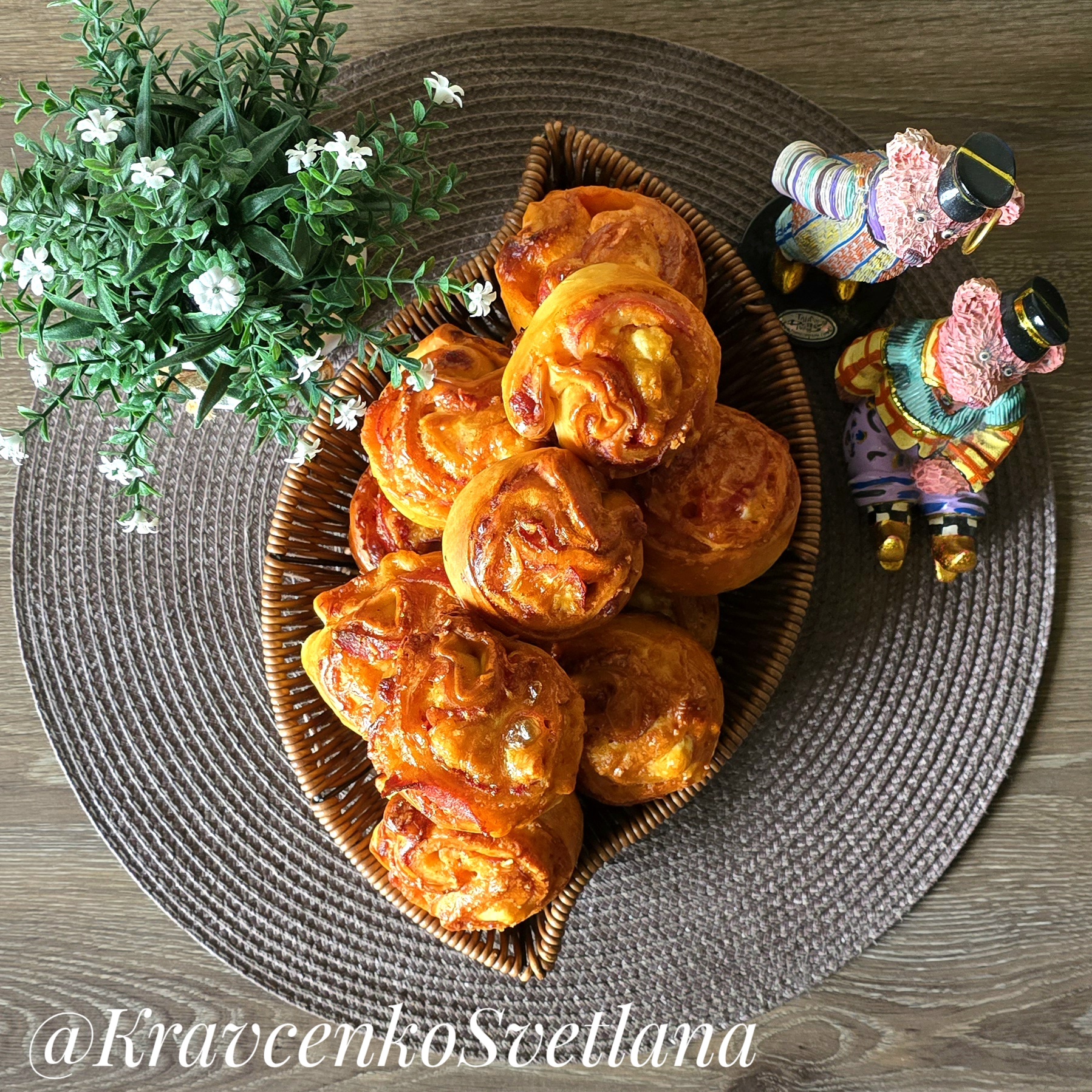 Булочки-улитки с колбасой и сыром