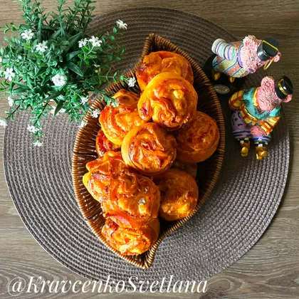 Булочки-улитки с колбасой и сыром