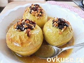 Запеченные яблоки с орехами, медом и сухофруктами