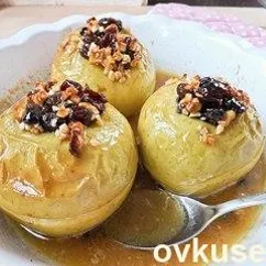 Запеченные яблоки с орехами, медом и сухофруктами