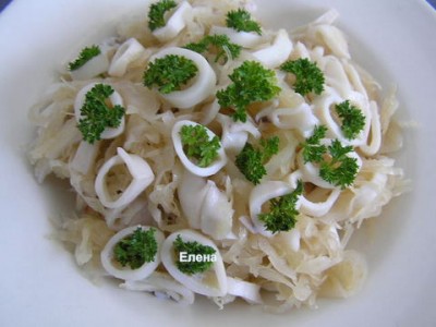 Салат с квашеной капустой и кальмарами