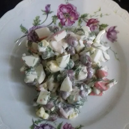 Сытный и простой крабовый салат с фасолью