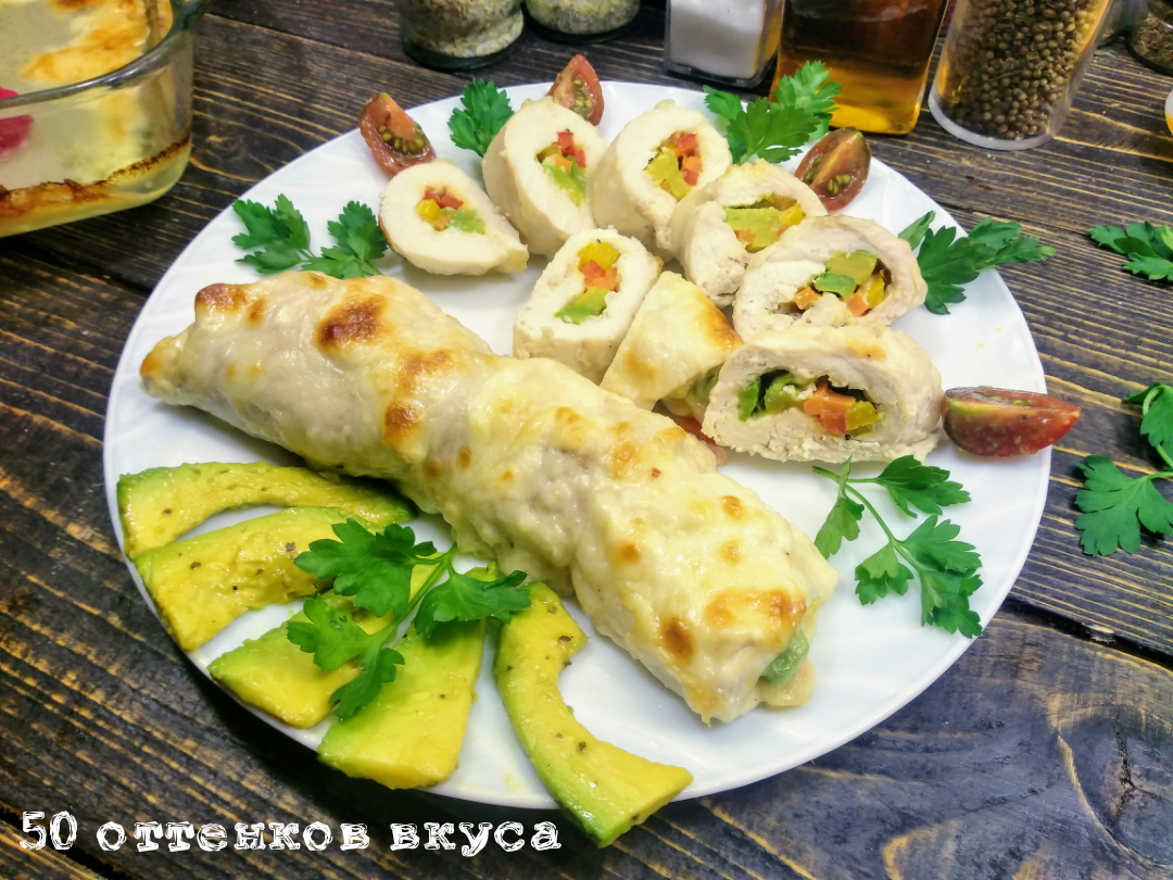 Куриный рулет с овощами и сыром