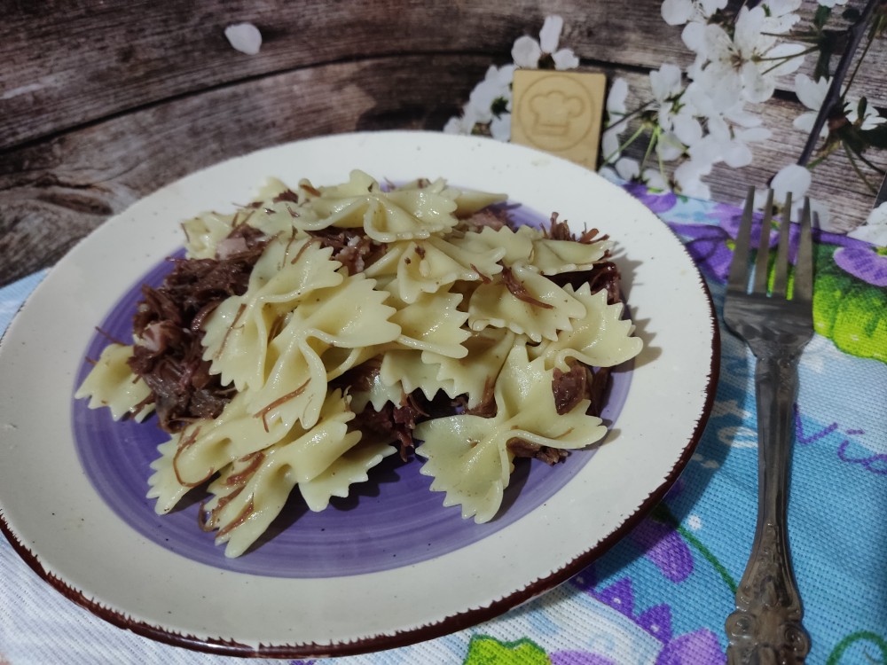Макароны с тушёнкой и копчёной колбасой