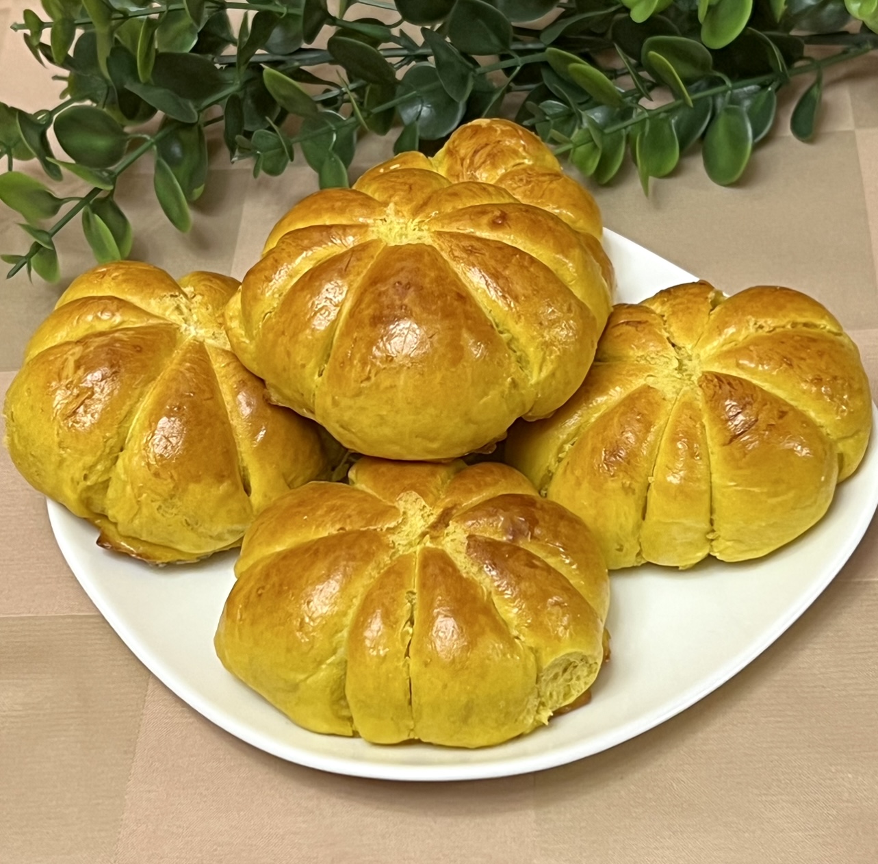 Булочки из тыквенного теста с яблоками