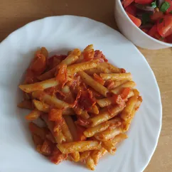 Паста в соусе с вялеными томатами