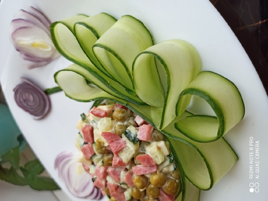 Салат с колбасой, виноградом и сухариками: рецепт - Лайфхакер
