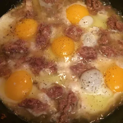 Предновогодний завтрак 🍳 (яйца в тушёнке) 👌 и горячие бутеры