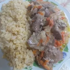 Куриная печень и куриные сердечки в сметане👍