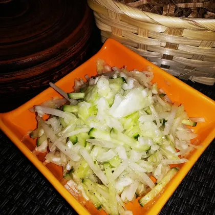 Салат из капусты с огурцом и редисом дайкон
