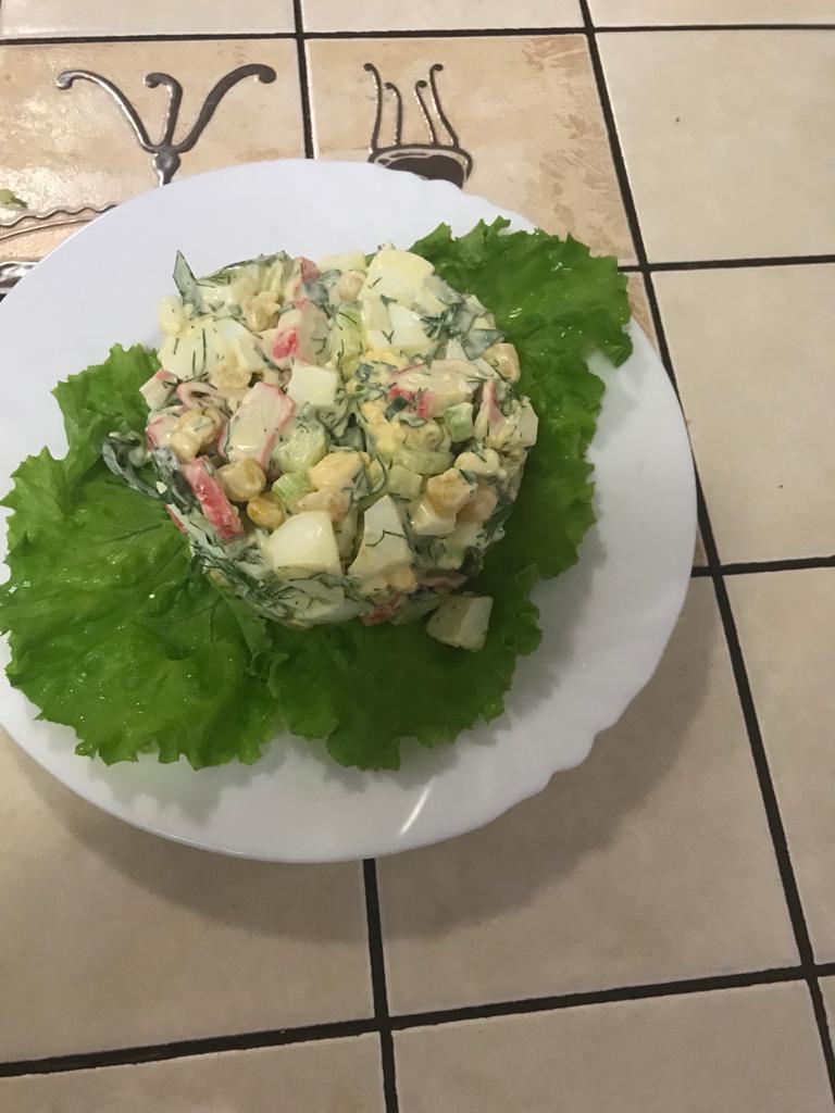 Рецепт: Салат с капустой и крабовыми палочками - С маринованными огурцами.